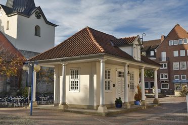 Alte Wache Neustadt, ein kleines, historisches Gebäude mit rotem Ziegeldach und weißen Säulen.