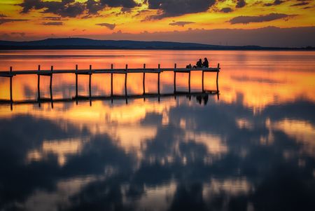 Sonnenuntergang-Steg-Spiegelung-Ruhe.