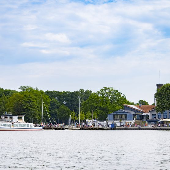 Strandterrassen-Steinhude-Personenschifffahrt-Wasser-Sommer