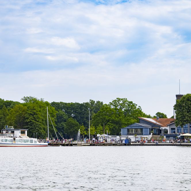 Strandterrassen-Steinhude-Personenschifffahrt-Wasser-Sommer