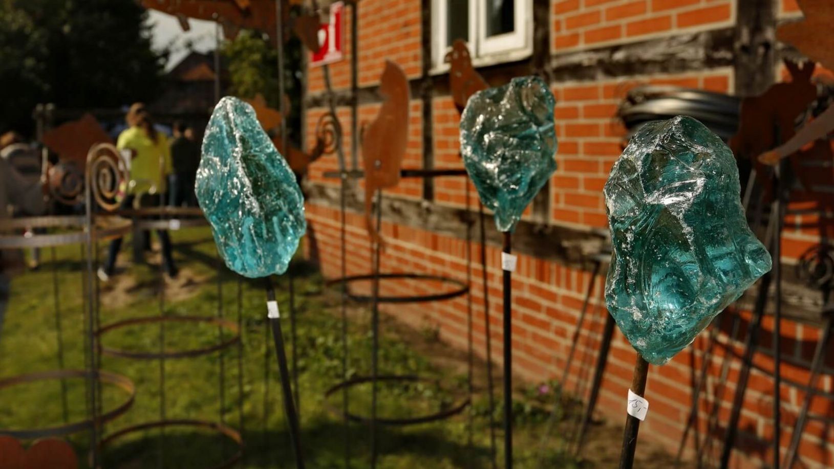 Blaue Glaskunst auf dem Mardorfer Kunsthandwerkermarkt