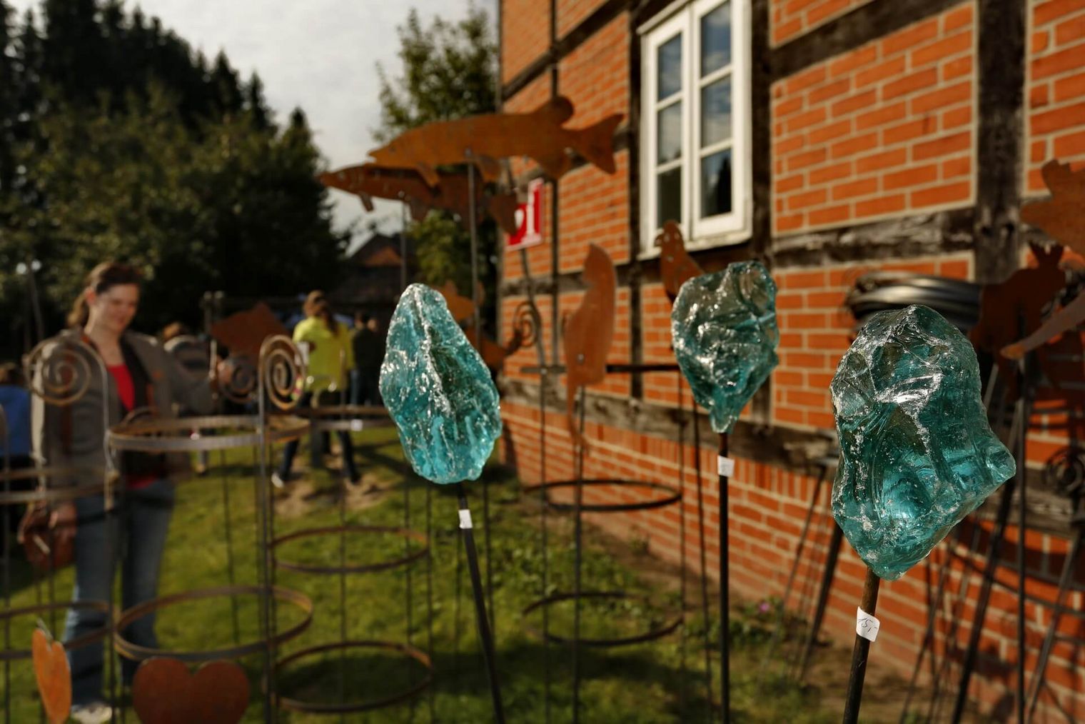 Blaue Glaskunst auf dem Mardorfer Kunsthandwerkermarkt
