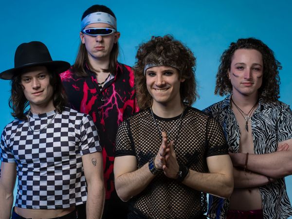 Band Chicago Lane in 80er-Jahre-Outfits vor blauem Hintergrund.