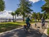 Fahrradfahrer auf der Promenade in Mardorf mit Hund