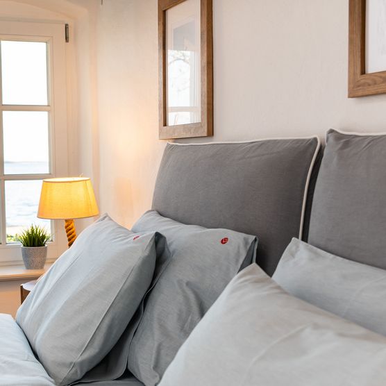 Inselresort-Wilhelmstein-Zimmer-Bett-Kopfkissen